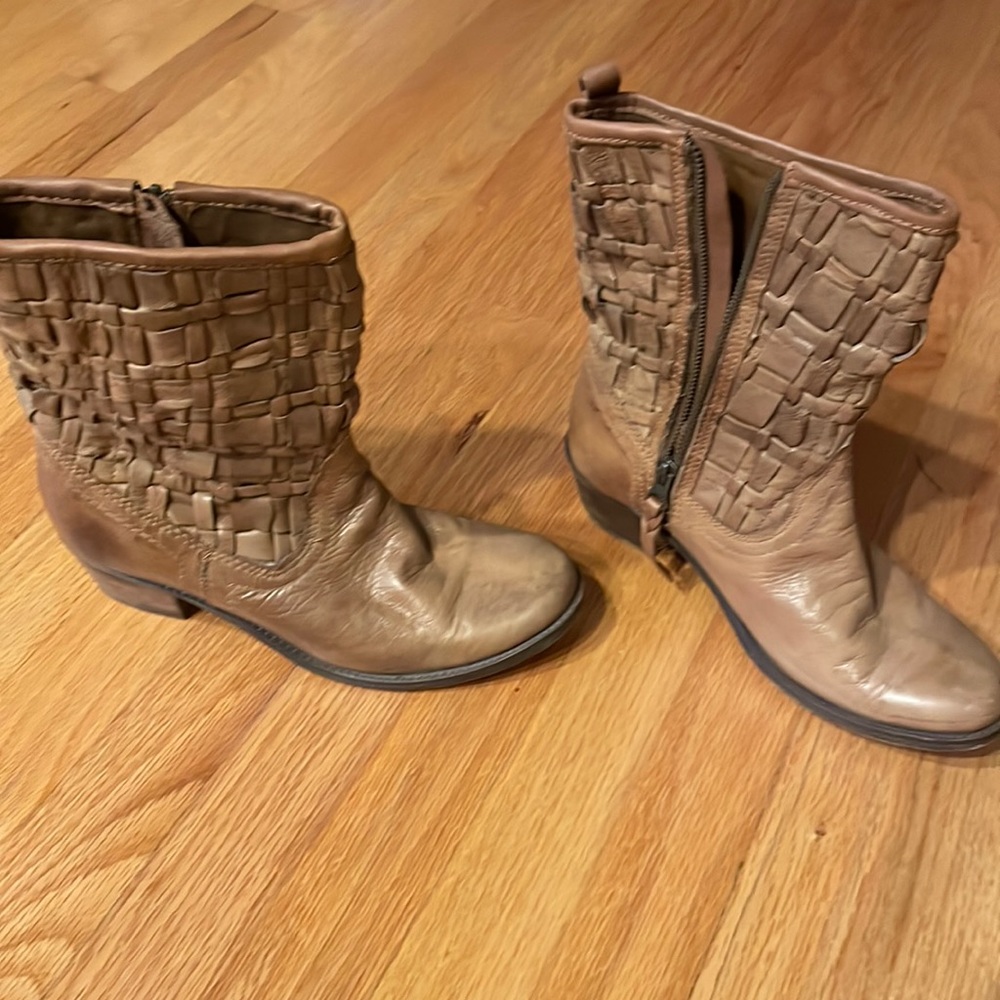 Sheridan/mia leather boots with basket weave pattern.  Adorable.